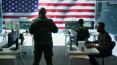 Askeri uzmanlardan oluşan bir ekip, gözetim verilerini analiz etmek ve ulusal güvenlik operasyonlarını yönetmek için yüksek teknolojili bilgisayarlar ve tablet kullanıyor. CCTV radar uydu görüntüleriyle çalışıyorum. Kamera B.