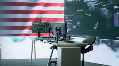 Büyük verilerle dolu boş ordu komuta merkezi ülkeyi tehditlerden koruyan Amerikan bayrağını sunuyor. Yüksek teknolojili izleme odası. Kamera A.