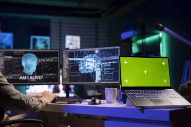 Al ile konuşan adamın yanındaki yeşil ekran dizüstü bilgisayar duygulanıyor ve sorular soruyor. Sahte defter ve geliştirici, insanlıkla arkadaş olmak isteyen yapay zekayla sohbet ediyor.