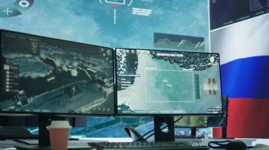 Boş Rus Federasyonu Askeri Komutanlığı siber savaş propagandasını yönetiyor, halkı korkutup teslim olmaya zorluyor. Rus bayrağıyla operasyon karargahı. Kamera B.