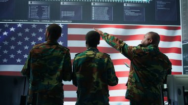 Yüksek teknolojili bir komuta merkezinde bulunan Amerikan askerleri gizli bilgileri koruyorlar, siber güvenliği sağlıyorlar ve siber saldırılara karşı savunma yapıyorlar. Eğitimli subaylarla birlikte askeri harekat üssü. Kamera A.