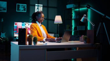 Afrikalı Amerikalı öğrenci dijital kütüphanelerden ve akademik veritabanlarından, uzaktan eğitim kavramından notlar alıyor. Bekarlığa veda gazetesi araştırmaları için sanal röportajlar ya da anketler yapıyorum. Kamera B.