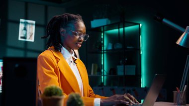 İşletme idaresini uzaktan öğrenen çalışkan bir kız, çevrimiçi derslere katılıyor ve akademik platformda web sitelerine giriyor. Üniversite öğrencisi ödevler ve projeler için araştırma yapıyor. Kamera B.