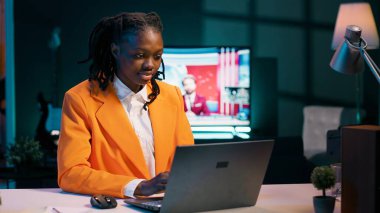 Merkez ofiste derslerine dizüstü bilgisayarla odaklanmış akademisyenlik ve yüksek lisans yapmaya kararlı bir öğrenci. Çalışkan kız ders materyallerini ve ders notlarını gözden geçiriyor. Kamera A.