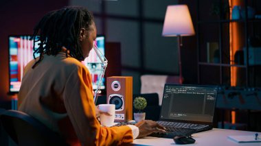 Afrika kökenli Amerikalı bilişim öğrencisi kodlama ya da programlama egzersizleri yapıyor, donanım dili ve sistem hata ayıklaması öğreniyor. Html penceresinde veri tabanı üzerinde çalışan genç bir kadın. Kamera A.