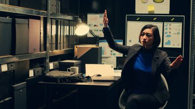 Özel memur, üç boyutlu şüpheli görselleştirmesinin holografik projeksiyonunu inceler, suç davasında arttırılmış gerçeklikle çalışır. Ajan yapay zeka ve gelişmiş aletlerle holograma bakıyor. Kamera A.