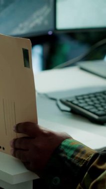 Güvenli bir ofis ortamında çalışan dikey video askeri personel, büyük ekranda kritik bilgi ve verileri işliyor. Ulusal savunma ve operasyonlar için gerekli protokollerin sürdürülmesi
