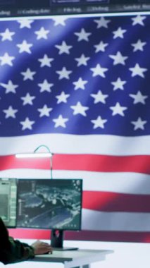 Dikey Video Amerikan askeri personeli sunucuların korunmasını ve gizli bilgileri sağlıyor, devlet sırlarını yüksek teknoloji bürosunda koruyor. Ordu askeri hackleme faaliyetlerini denetliyor. Kamera.