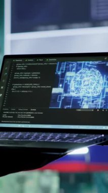 Dikey Rus Bilişim Uzmanı, sahte haber ve siber savaş propagandası yapmak için yeni teknoloji makineleri öğrenerek sinirsel ağ dijital bilimi yoluyla ulusal tehditler savuruyor. Ordu hırsızlığı