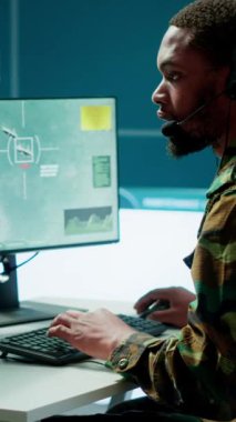 Dikey Ordu İstihbarat Uzmanı, ulusal güvenliği arttırmak için gelişmiş bilgisayar sistemleri, izleme teknolojisi ve verileri kullanır. Potansiyel tehditlere karşı bir komuta merkezinde çalışıyor.
