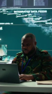 Vertical Video Army istihbarat uzmanı, ulusal güvenliği, stratejik girişimleri geliştirmek ve görev kontrol merkezinde savunma sağlamak için modern bilgisayar sistemleri ve uydu radar görüntülerinden yararlanıyor.