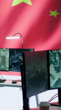 Çin 'den gelen dikey video askeri analizcisi ordu gözlem odasındaki gözetleme verilerini inceliyor. Çinli askerler propaganda yoluyla yanlış bilgi yayarak ulusal bayrağı sunuyorlar.