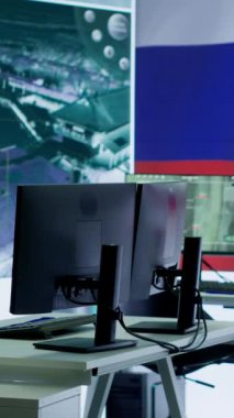 Büyük ekranda Rus bayrağı dalgalanan Dikey Video Boş Ordu Komuta Merkezi, Rus Federasyonu ve hükümet, halk arasında sahte haberler yaymak için propaganda üzerinde çalışıyor. Kamera A.