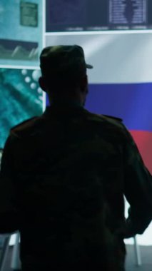 Hükümetin operasyon üssünde çalışan Rus ordusunun dikey video askeri uzmanı sahte haberler ve melez savaş propagandası yapmak için rakip devletlerin sunucularına sızıyor. Beyin yıkama nüfusu