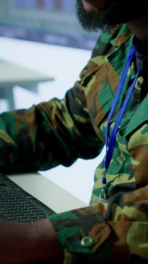 Güvenli bir ofis ortamındaki askerlerden oluşan dikey video grubu istihbarat analizi ve stratejik planlama konusunda işbirliği yapmaktadır. Ulusal güvenlik ve işlevselliğin sürdürülmesi için önemli çabalar