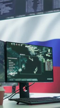 Dikey Boş Rus Askeri Kontrol Merkezi ulusal bayrağı gösteren büyük bir ekranla insanların beynini yıkamak için sahte haberler ve propaganda yayıyor. Nüfus arasında korku yaratmak
