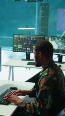 Vertical Video Soldier kontrol odasında yapay zeka ile birlikte çalışıyor, CCTV sistemlerindeki canlı verileri işliyor. Saha görevlerini ve savunma operasyonlarını destekleme amaçlı izleme çabaları, ulusal