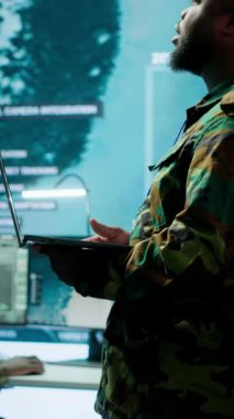 Dikey Video Askeri Ekibi, yüksek teknoloji kontrol merkezinde siber güvenlik operasyonlarını yönetir, veri koruma ve izleme sistemlerini yönetir, ulusal güvenliği korur.