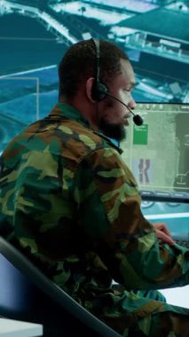 Modern bir komuta merkezindeki Dikey Video Askerleri CCTV radar kaynaklarından, uydu yayınlarından ve gözetleme sistemlerinden elde edilen canlı verileri analiz eder. Stratejik planlamayı ve orduyu destekleyecek istihbarat