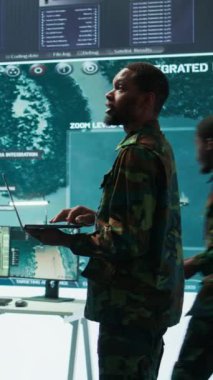 Dikey video ordu mensupları yüksek teknolojili bir ordu kontrol kulesinde çalışıyor. Kapalı devre televizyon uydusundan güvenlik görüntülerini yönetiyorlar. Askerler ulusal güvenliği sağlamak için veri korumayla ilgilenirler. Kamera B.