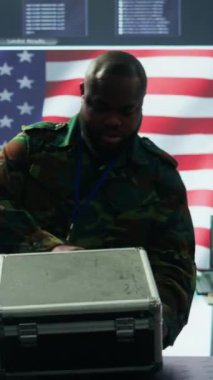 Siber komuta merkezindeki dikey video Amerikan subayları devlet sırlarını koruyor, gizli bilgileri yönetiyor ve siber güvenlik ve verileri güvence altına almak için yüksek teknolojili dijital savaş başlatıyorlar.