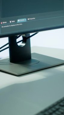 Bir görev kontrol merkezindeki dikey video askeri profesyonelleri uydu görüntülerini ve verilerini analiz etmek, tehditleri izlemek ve istihbarat operasyonlarını desteklemek için modern teknolojiyi kullanırlar. Gözetleme