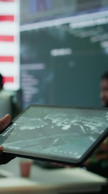 Yüksek teknoloji ortamındaki dikey video askeri personeli, saldırılar ve veri sızıntılarına karşı korunmak için gizli bilgileri koruyor, siber güvenlik tehditlerini ve dijital savaş operasyonlarını izliyor