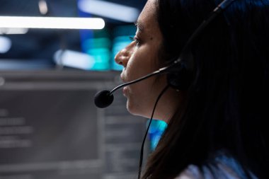 Veri merkezi operatörü karmaşık kurulumlarda proje ekiplerine yardımcı oluyor, mikrofon takılı olmasına rağmen komutlar veriyor. Uzman sunucu merkezi uzak çağrı mühendisleriyle iletişim kuruyor, kapatın.