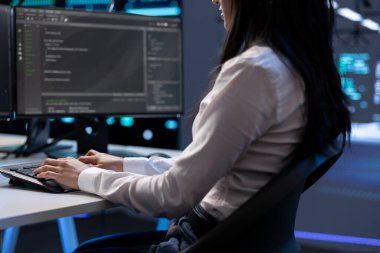 Veri merkezindeki bilgisayar bilimcisi, hata kaynaklarını tanımlamak için sistem izleme yazılımı ve teşhis araçları kullanıyor. Sunucu tarım tesisi tamir ekipmanları uzmanıyım.