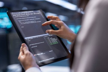 Tablet aygıtının üzerindeki tanısal araçları ve sistem izleme yazılımlarını kullanarak veri merkezinde yönetici. Sunucu çiftliğinde bilişim uzmanı altyapıyı onarıyor, kapatın