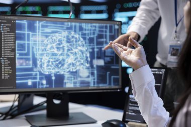 Veri merkezinde yapay zeka teknolojisiyle çalışan teknisyenler büyük veri tabanlarını işlemek için çalışıyorlar. Makine öğrenme için kullanılan verileri depolama sunucu merkezi tesisi bilişim uzmanları