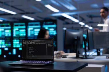 Bilgi işlem geliştirici tarafından sunucu odasında kullanılan ve süper bilgisayar performansı ve bağlantısını etkileyen ağ sorunlarını bulmak için kullanılan dizüstü bilgisayara odaklan, yavaş veri aktarım hızlarına ve zayıf istemci iletişimine yol aç