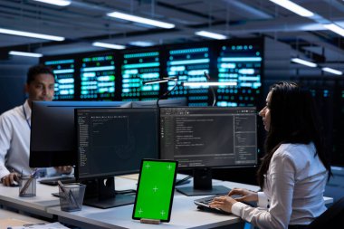 Veri merkezindeki programcılar yüksek işlemci kullanımı nedeniyle oluşan sunucu sorunlarını kontrol etmek için izole ekran tableti kullanıyor. Sunucu merkezi çalışma arkadaşları model aygıtı ile hataları düzeltiyor