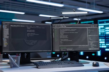 Veri merkezindeki altyapı muazzam bir hesaplama gücü sağlıyor, muazzam miktarda veriyi işleme ve depolama kapasitesine sahip. Ağ kaynaklarını kontrol eden bilgisayar ve sunucu raflarını kapat