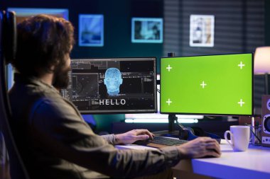 Yeşil ekran monitöründeki duyusal yapay zeka bilgisayar mühendisiyle etkileşime giriyor, kendi kaynak kodunu değiştirdikten sonra onu selamlıyor. Model bilgisayardaki yapay zekanın canlanması.