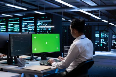 Yeşil ekrandaki tanısal araçları ve sistem izleme yazılımını kullanarak veri merkezinde yönetici olarak hata nedenlerini belirleyin. Sunucu tarlasında IT uzmanı, altyapıyı model bilgisayarla onarıyor