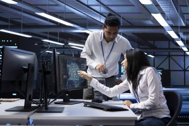 Sunucu merkezinde bakım yapan teknisyenlerden oluşan bir ekip yapay zeka iş yüklerinin veri işleme gereksinimleri için bunu optimize ediyorlar. Nöral ağ veri merkezini inceleyen ekip çalışanları