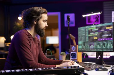 Şarkı sözü yazarı, şarkısını daw yazılımına, akustik mühendisliği post prodüksiyona kaydetmeden önce kendi evinde yeni bir müzik yaratmak için notlar alıyor, şarkı sözleri ve harmonik öğeler yazıyor..