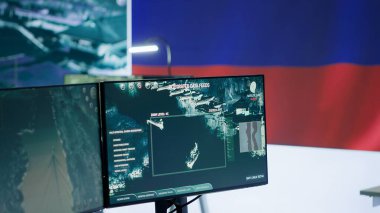 Modern ordu kontrol merkezi gözetim sistemlerindeki faaliyetleri izliyor, Rus silahlı kuvvetleri halkın beynini yıkıyor ve vatandaşları dolandırmak için propaganda yapıyor. Kamera A.