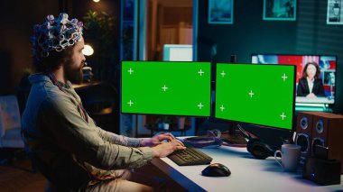 EEG kulaklıklı bir mühendis izole ekran monitörlerinde bilgisayar sanal dünyasına beyin transferi programlıyor. Transhumanist, krom anahtar PC, kamera B aracılığıyla dijital ruh elde etmek için nörobilimi kullanır