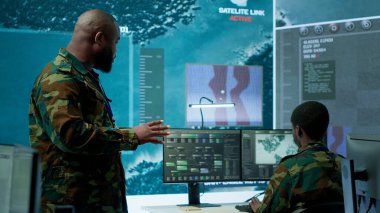 Askeri personel, siber güvenlik operasyonları ve gözetleme sistemlerini yöneten yüksek teknoloji izleme odası komuta merkezinde çalışıyor. Asker ulusal güvenlik için veri koruması sağlar. Kamera A.