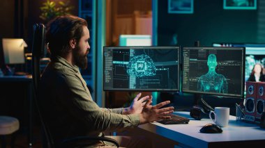 AGI yapay zekasının siber uzayda insan formu kazandığının farkında, el sallıyor, selam veriyor. Yapay zeka duygulanıyor, bilişim yönetimini selamlıyor, insan makine etkileşimi konsepti, kamera A