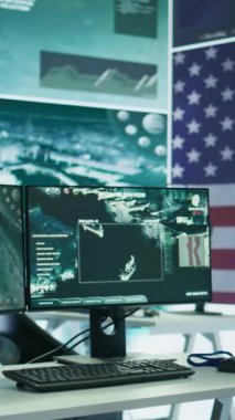 Dikey Video Boş Birleşik Devletler askeri kontrol kulesi ofisi Amerikan bayrağı, silahlı kuvvetler operasyon odası ve modern ekipmanlar. Ulusal güvenlik gözetleme sistemleri büyük ekranda. Kamera.