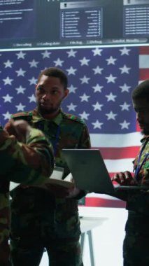 Vertical Video Government istihbarat görevlileri gözetim operasyonlarını yönetir, gerçek zamanlı verileri analiz eder ve ulusal çıkarları korumak için güvenlik önlemlerini koordine ederler. Gizli Servis