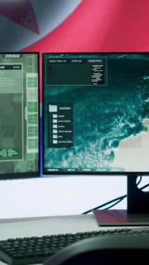 Dikey Video Tehlikeli Ordu Operasyon Odası, Kuzey Kore bayrağını büyük ekranda göstererek halk arasında korku ve yanlış bilgilendirme yaratıyor. Silahlı kuvvetler komünizm için sahte haberler yayıyor.