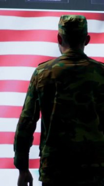 Dikey video Amerikan askeri personeli yüksek teknoloji ofisindeki siber savaş faaliyetlerini denetliyor, büyük ekrandaki çok gizli istihbarat. Hükümet uzmanları hibrit savaşı ve çatışma önlemeyi yönetiyor