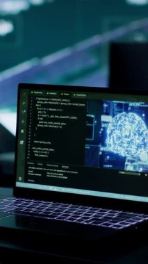 Ana ekranda Kuzey Kore bayrağı olan bir komuta merkezinde yapay zeka beyin ağının yanında çalışan dikey video askeri personel. Bilgi işlem mühendisi yanlış bilgi yaymak için derin öğrenim kullanıyor.