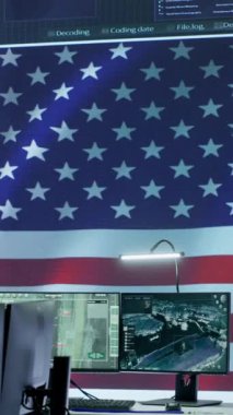 Gizli bilgileri ve devlet sırlarını koruyan bir Amerikan bayrağıyla dikey video izleme odası, ülkeyi terörle mücadele taktikleriyle koruyan ajans. Askeri kontrol merkezi.