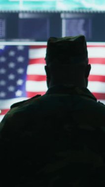 Vertical Video US ordu yetkilisi sunucuların korunması ve devlet sırlarının korunması, yüksek teknoloji bürosundaki önemli melez savaş verilerinin korunması üzerinde çalışıyor. Askeri asker hacklemeyi denetliyor.