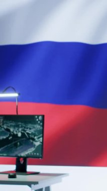 Operasyon odasında resmi selamlamayı sunan dikey Rus askeri halk arasında korku yaratmak için propaganda ve yanlış bilgilendirme yapıyor. Ordu savaş sırasında sahte haberler yayıyor.